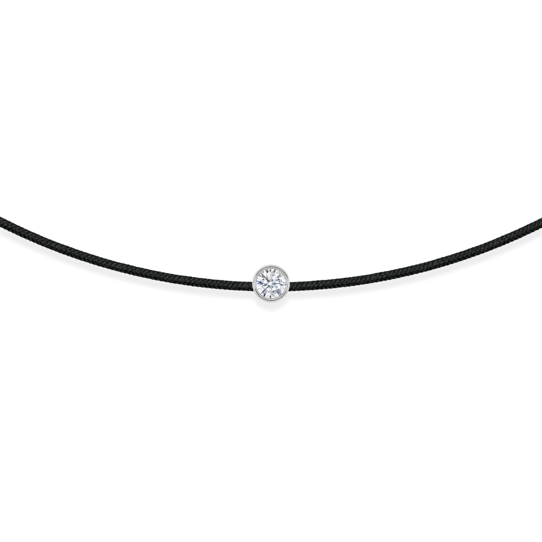 Juodo siūlo apyrankė su balto aukso pakabuku ir 0.08 ct deimantu