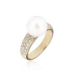 Pearl and diamond ring in gold
