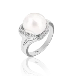 Pearl and diamond ring in gold