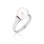 Pearl ring in gold