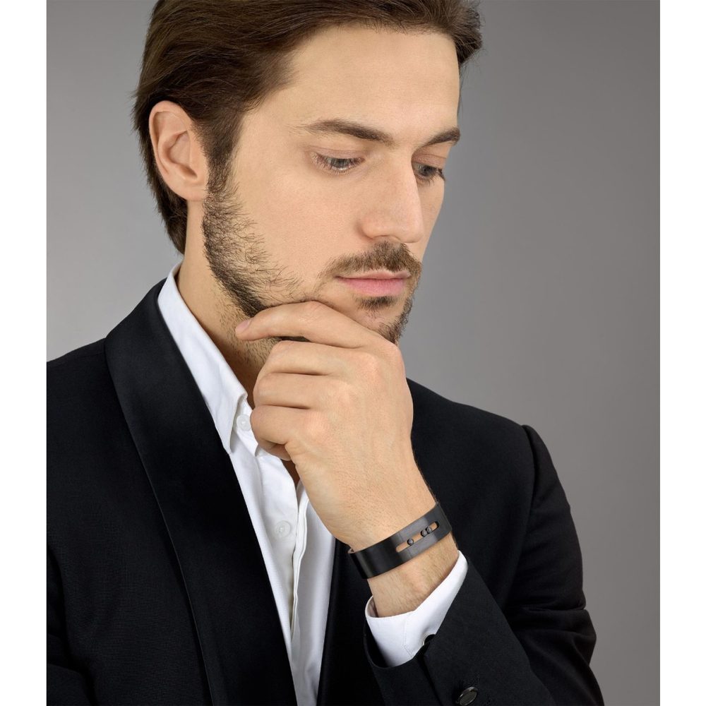 Messika Move Titanium titano bangle apyrankė su juodais deimantais ant rankos