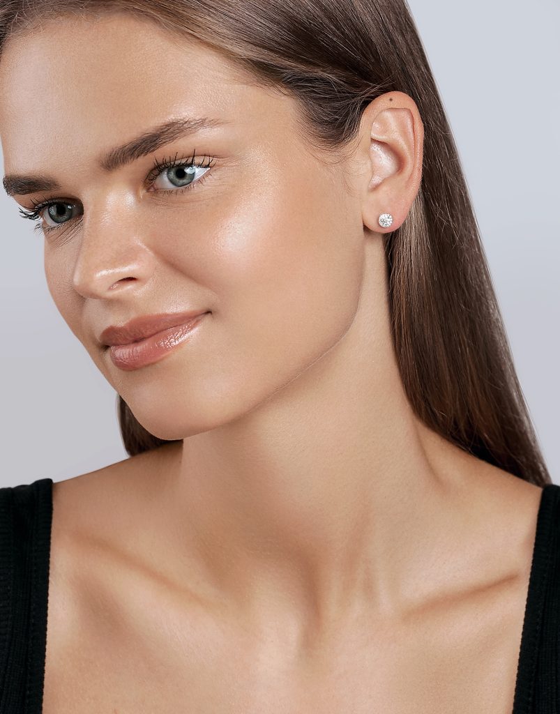 Aukso studs auskarai su deimantais moters ausyje