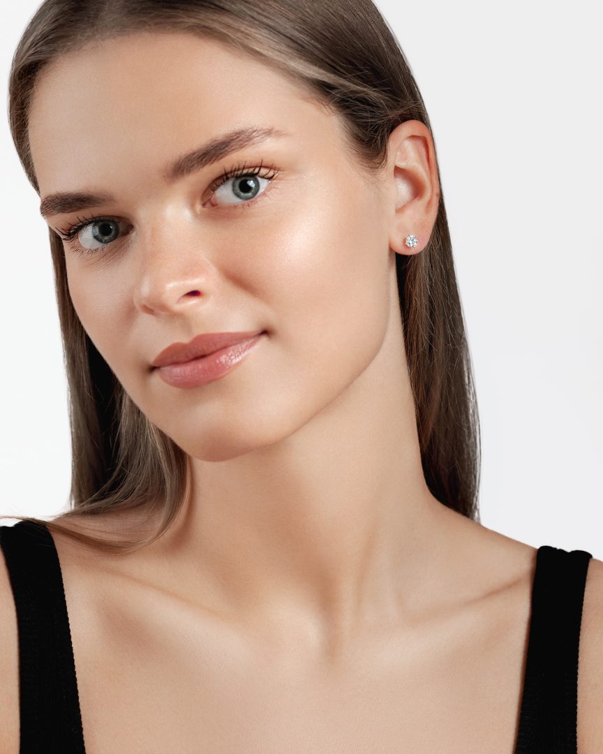 Aukso auskarai su 1 ct deimantais studs moters ausyje