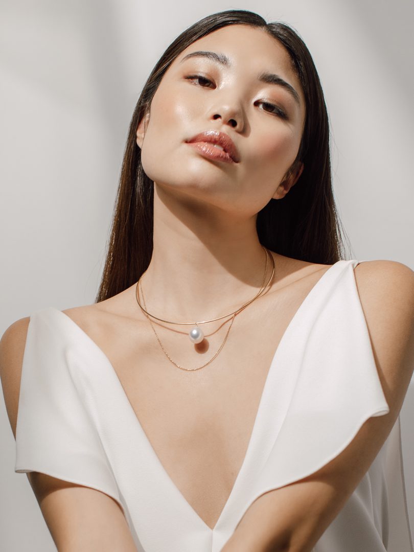 Yana Nesper pakabukas su perlu Open Mind ant moters kaklo