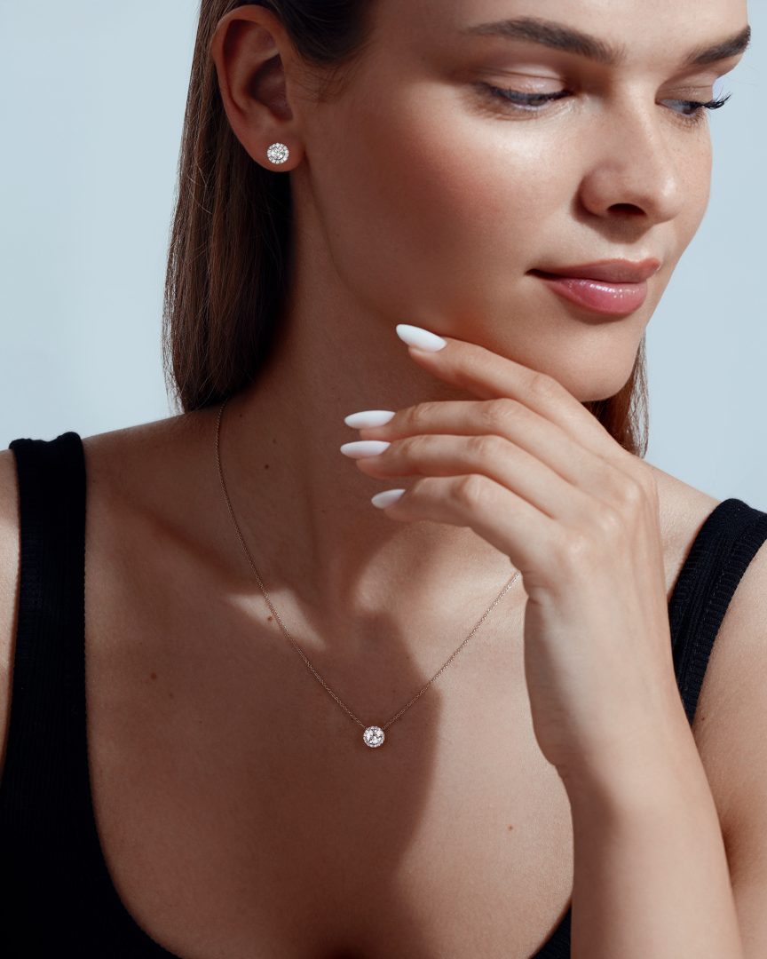 Aukso auskarai studs su deimantais moters ausyje