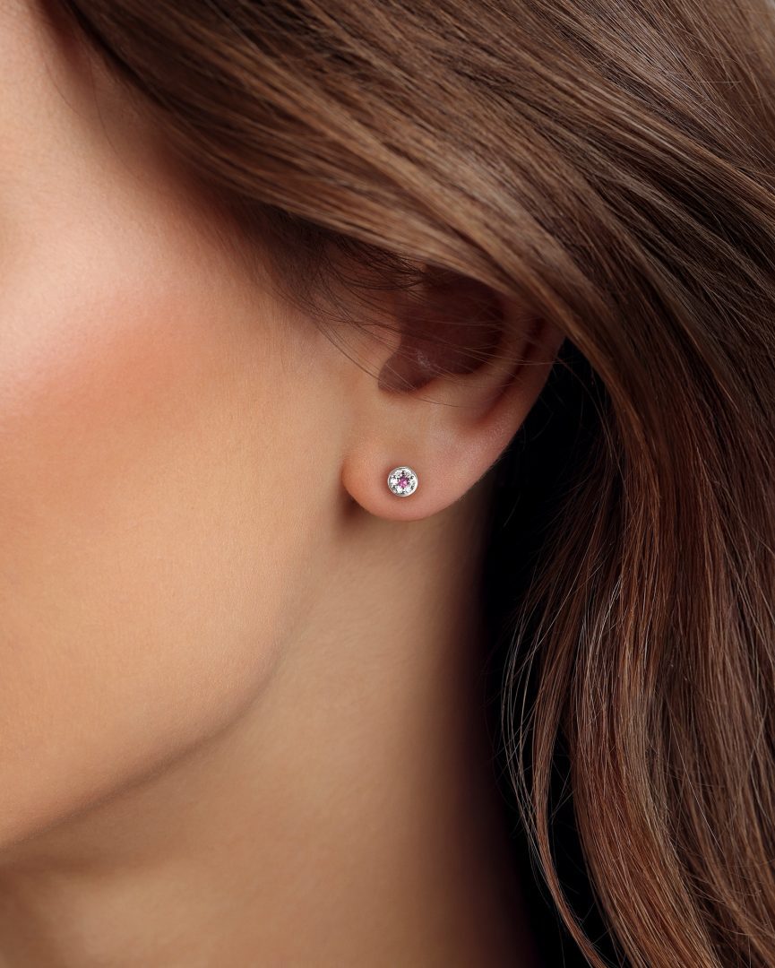 Aukso studs auskarai su safyrais ir deimantais moters ausyje